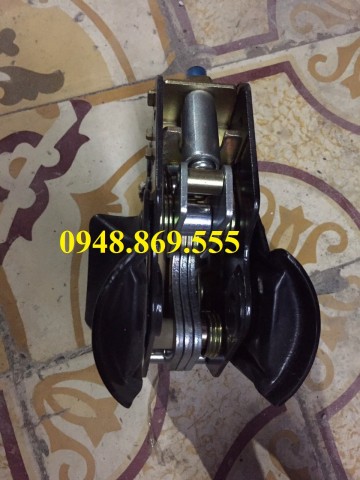 Chân khóa cabin Howo A7 WG1664440101