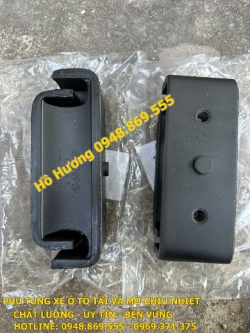 Cao su chân máy trước howo A7 AZ9725591020