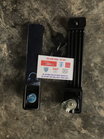 Tay mở cửa ngoài xe Howo 8 tấn