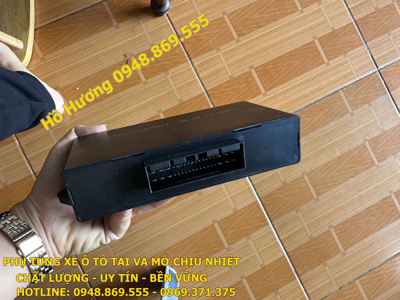 hop dien canh cua howo 380 may dien V7G WG1664331070 (1)